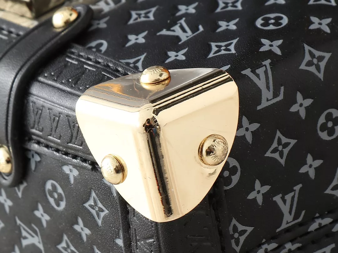 Louis Vuitton AAA Quality Messenger Bags For Women Sophisticated 900
