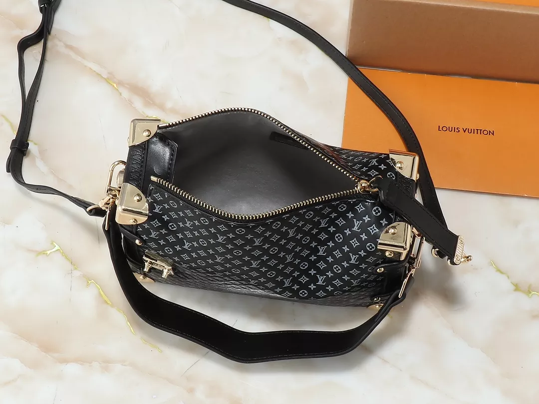 Louis Vuitton AAA Quality Messenger Bags For Women Sophisticated 900