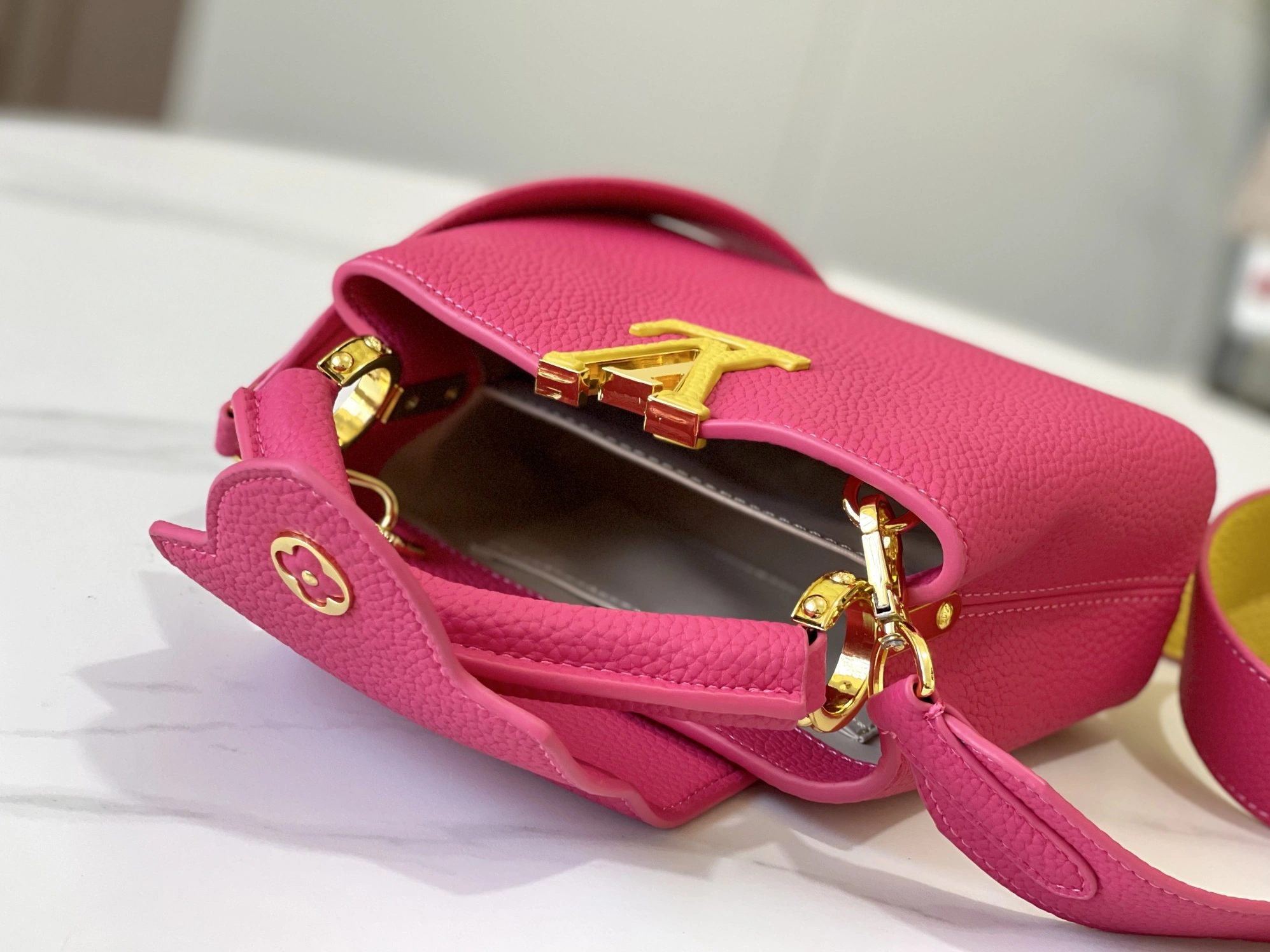 Louis Vuitton AAA Quality Messenger Bags For Women Sophisticated 9348