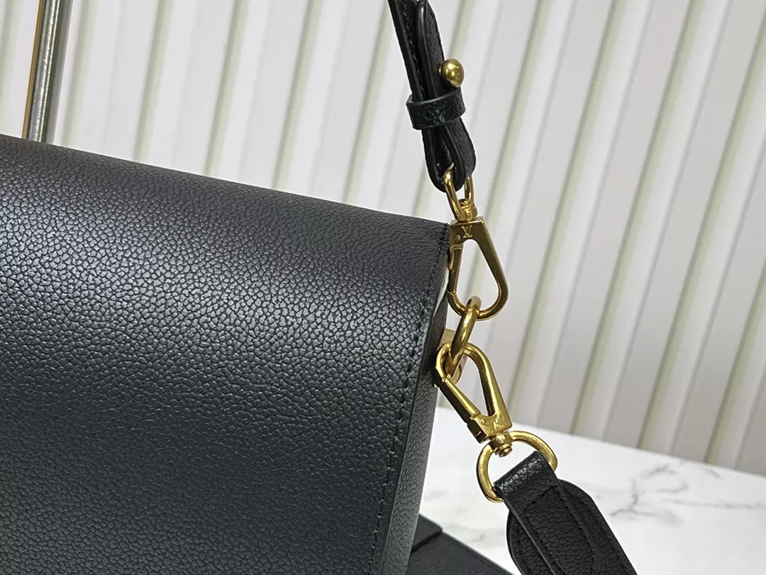 Louis Vuitton AAA Quality Messenger Bags For Women SportInspired 142