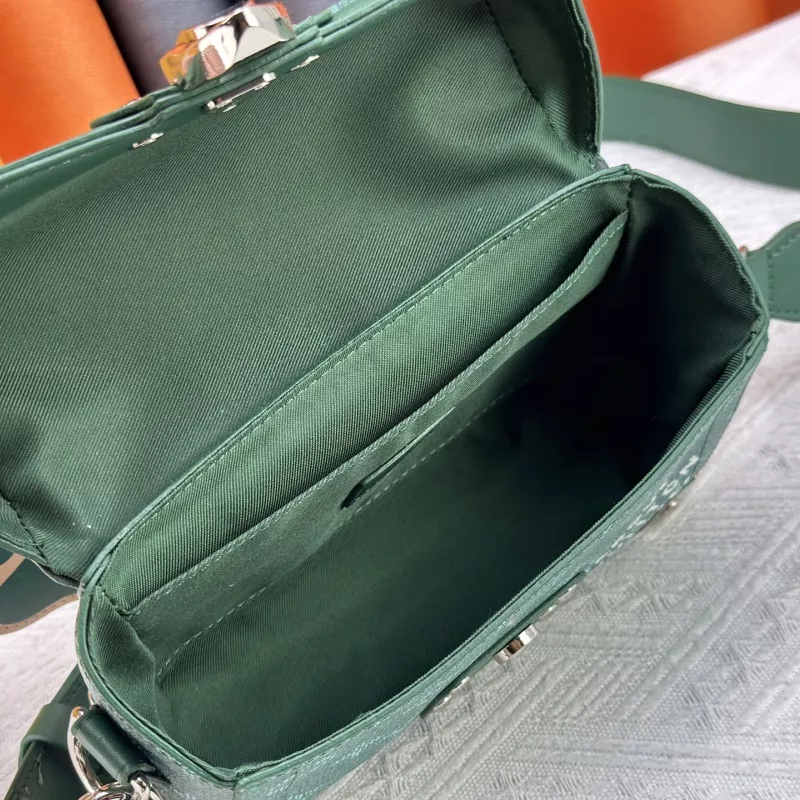Louis Vuitton AAA Quality Messenger Bags For Women SportInspired 8138