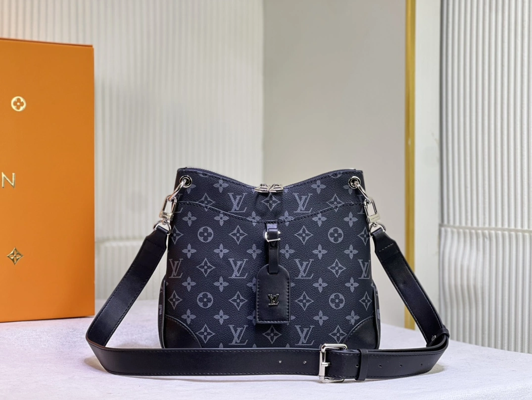 Louis Vuitton AAA Quality Messenger Bags For Women SportInspired 9375