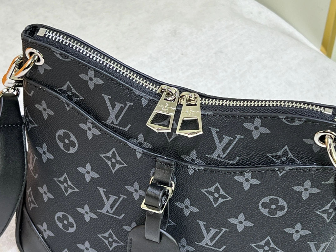 Louis Vuitton AAA Quality Messenger Bags For Women SportInspired 9375
