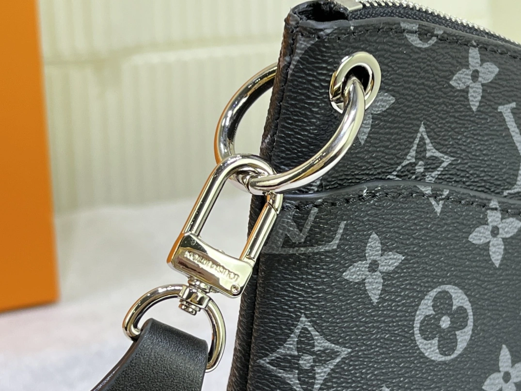 Louis Vuitton AAA Quality Messenger Bags For Women SportInspired 9375