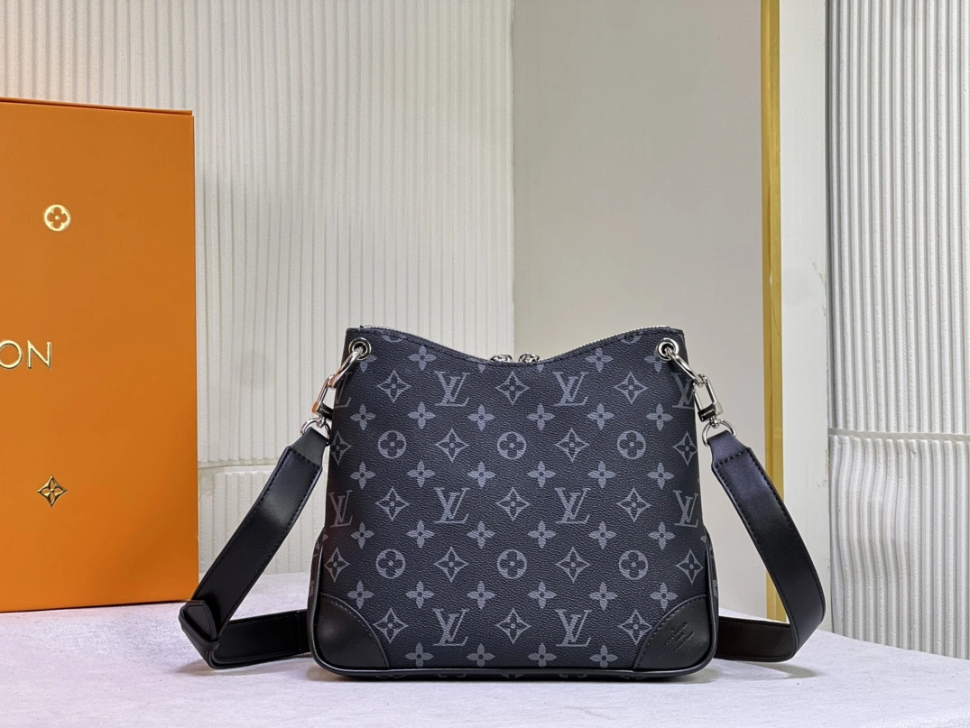 Louis Vuitton AAA Quality Messenger Bags For Women SportInspired 9375