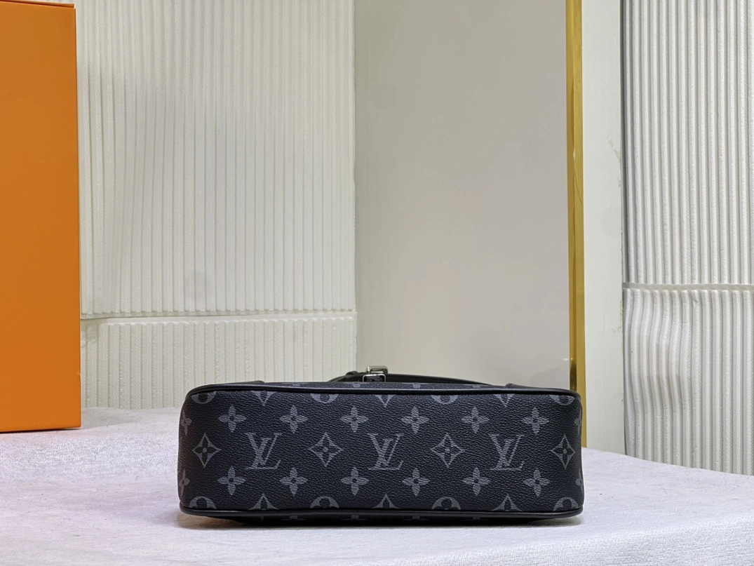 Louis Vuitton AAA Quality Messenger Bags For Women SportInspired 9375