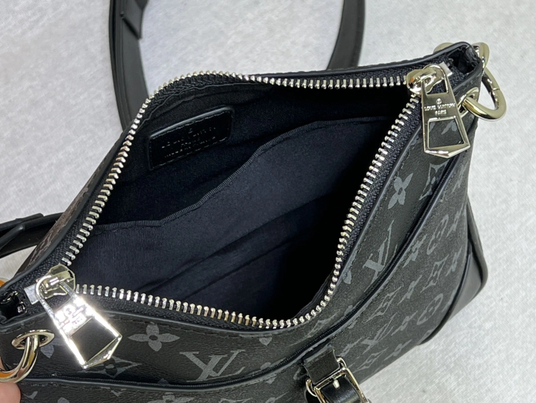 Louis Vuitton AAA Quality Messenger Bags For Women SportInspired 9375