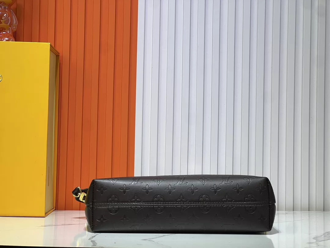 Louis Vuitton AAA Quality Messenger Bags For Women StreetReady 2763