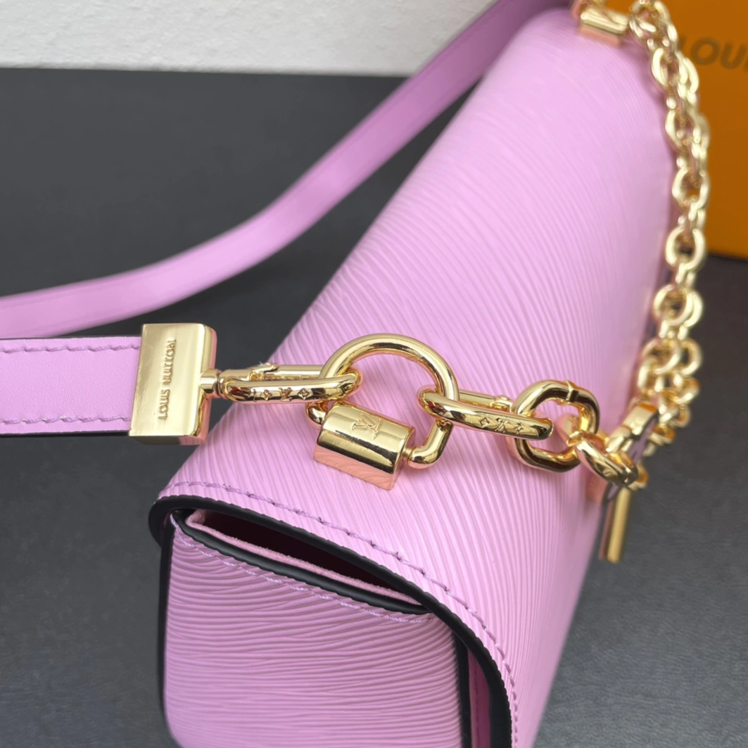 Louis Vuitton AAA Quality Messenger Bags For Women StreetReady 5273