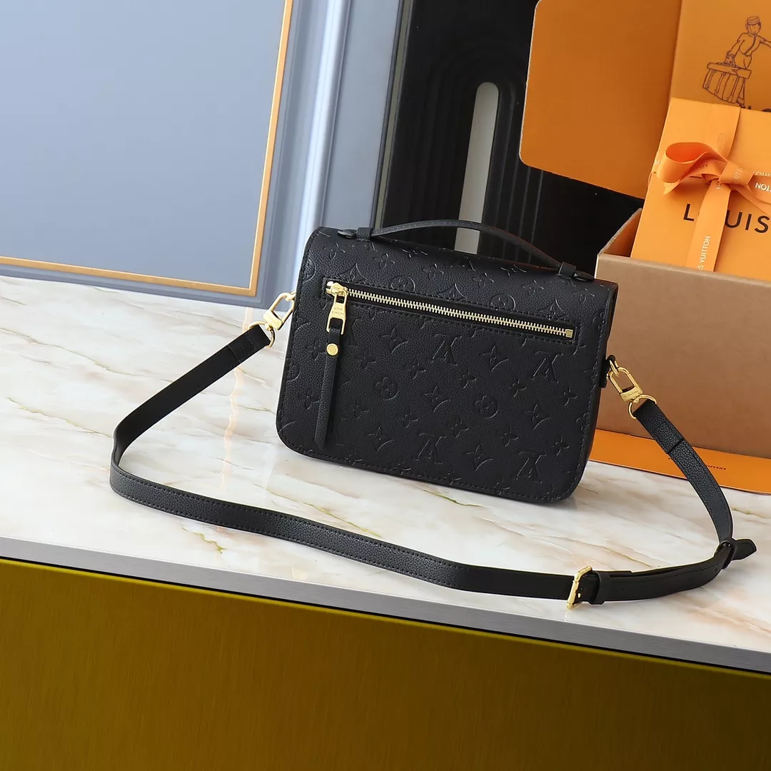 Louis Vuitton AAA Quality Messenger Bags For Women StreetReady 5646