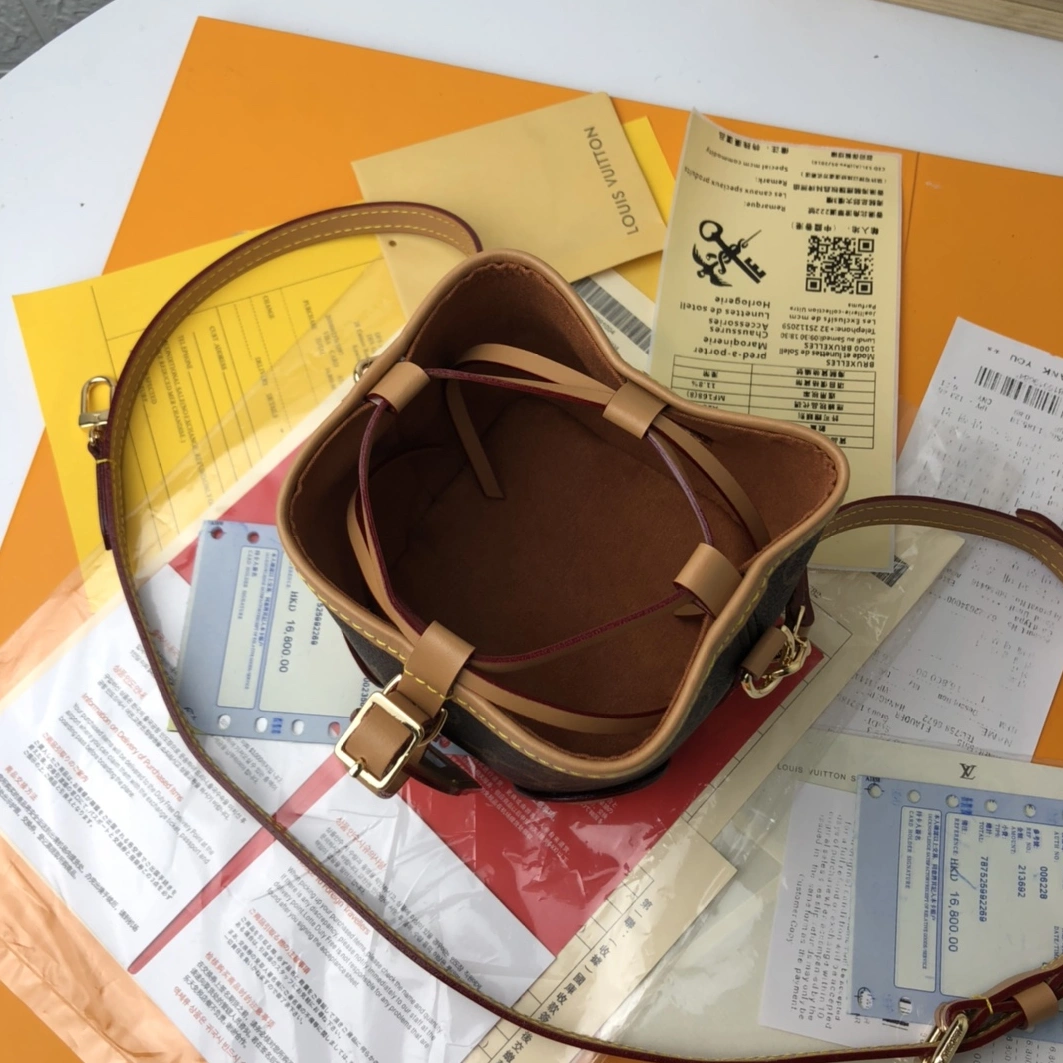 Louis Vuitton AAA Quality Messenger Bags For Women StreetReady 8470
