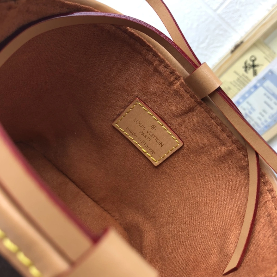 Louis Vuitton AAA Quality Messenger Bags For Women StreetReady 8470