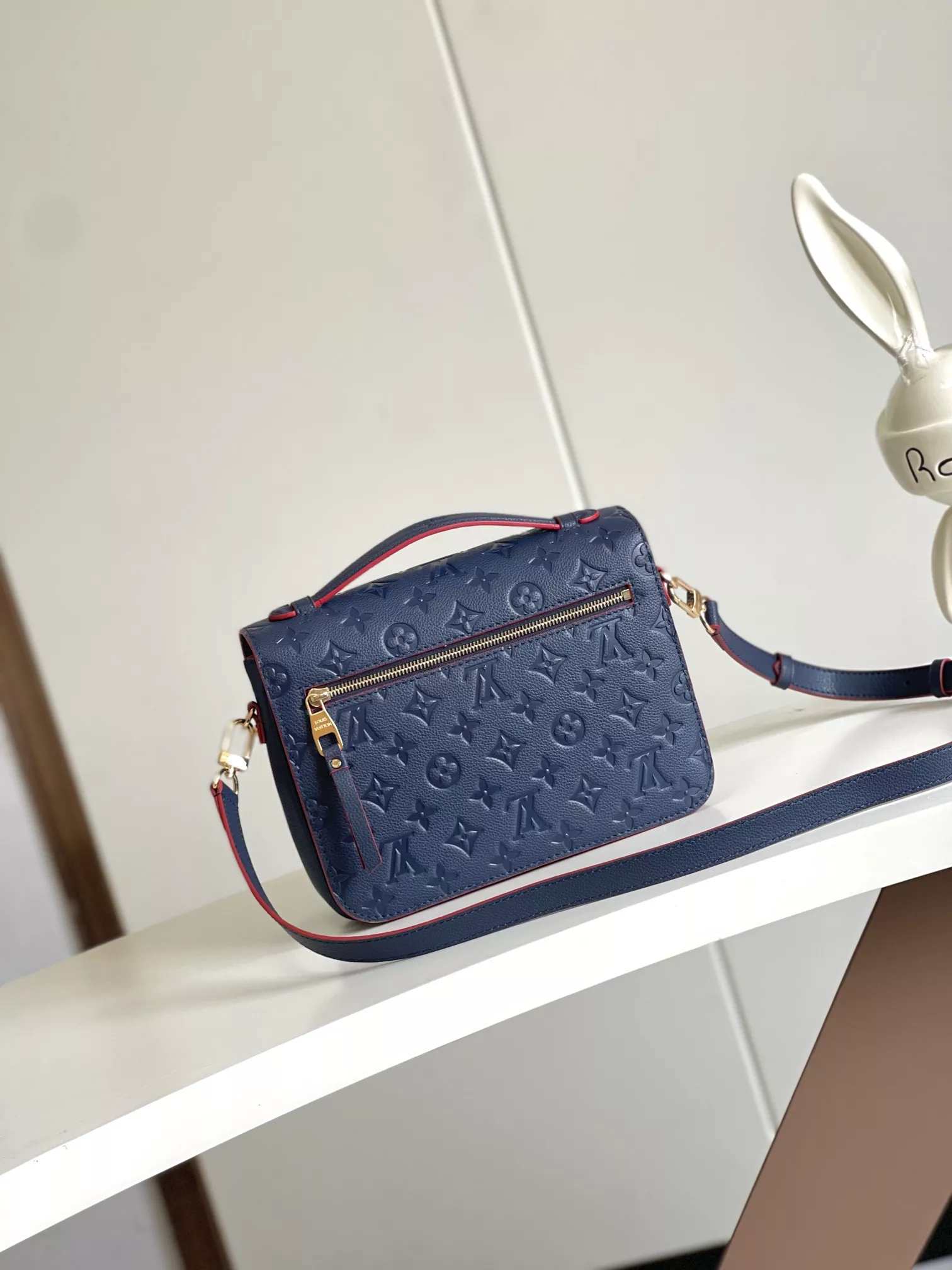 Louis Vuitton AAA Quality Messenger Bags For Women Stylish 1743