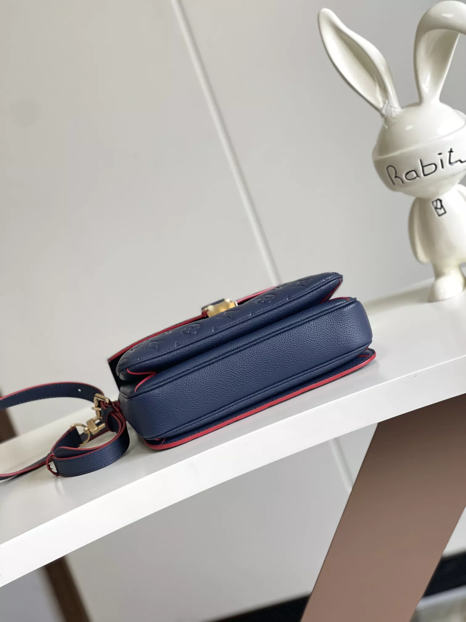 Louis Vuitton AAA Quality Messenger Bags For Women Stylish 1743