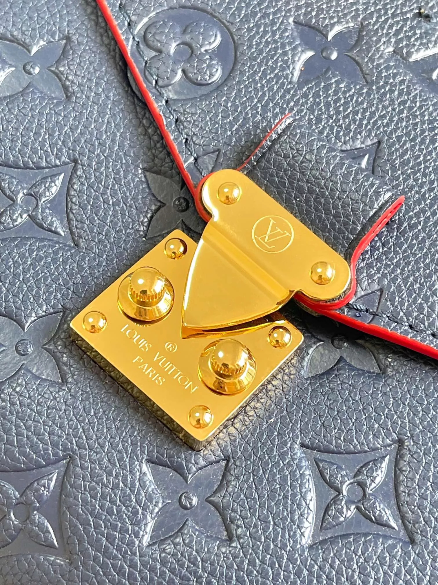 Louis Vuitton AAA Quality Messenger Bags For Women Stylish 1743