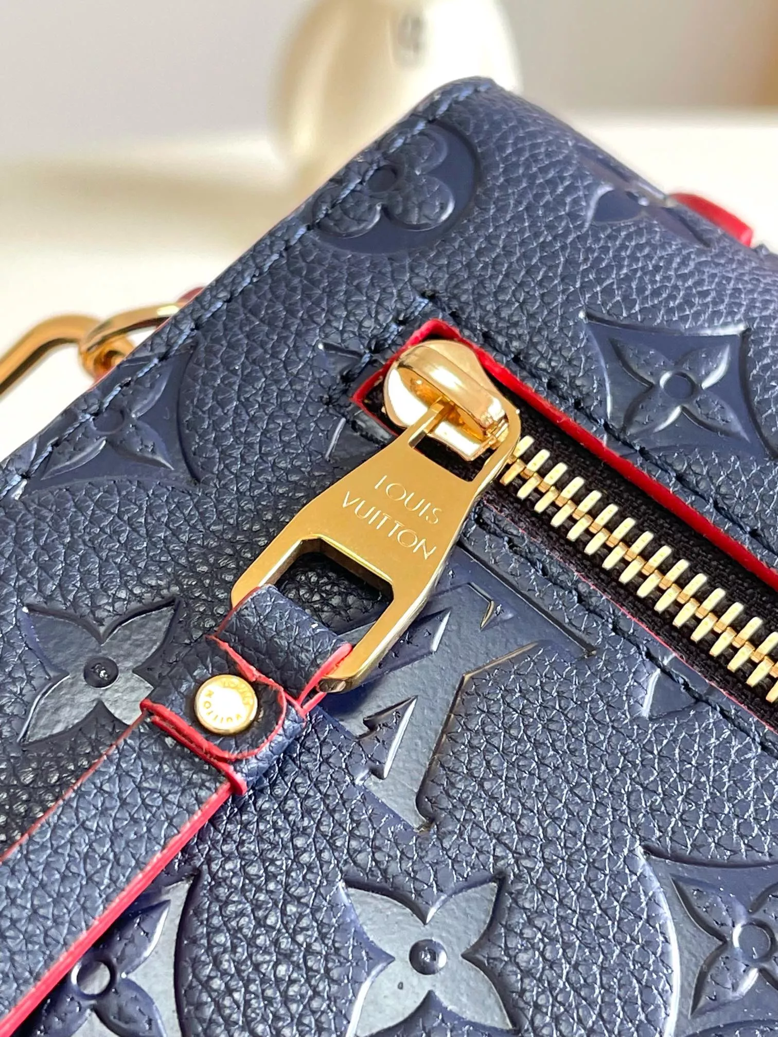 Louis Vuitton AAA Quality Messenger Bags For Women Stylish 1743