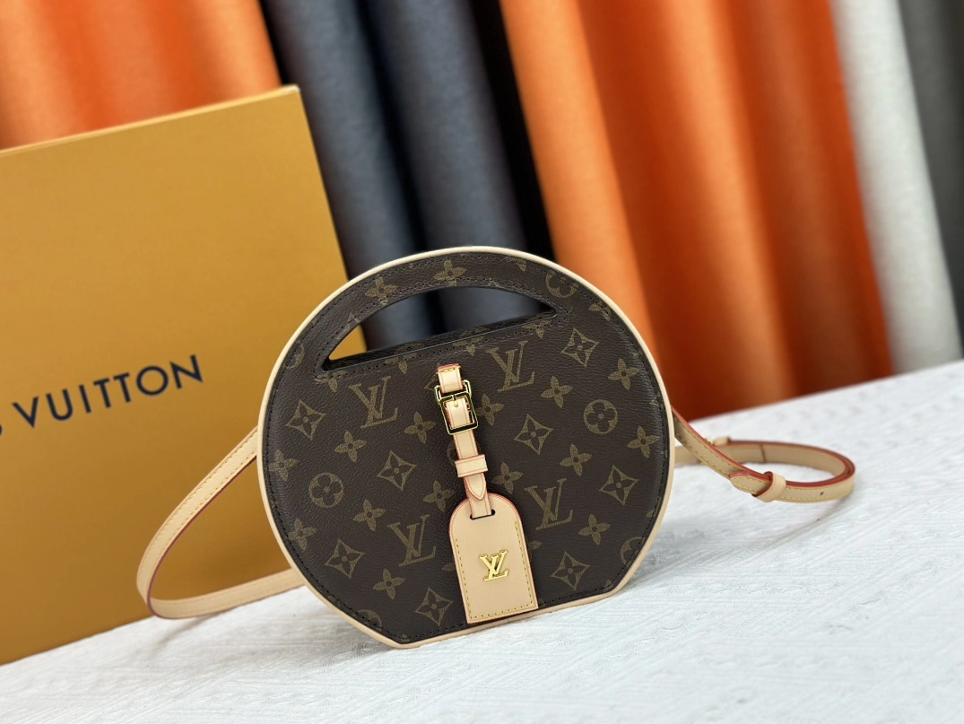 Louis Vuitton AAA Quality Messenger Bags For Women Stylish 4825