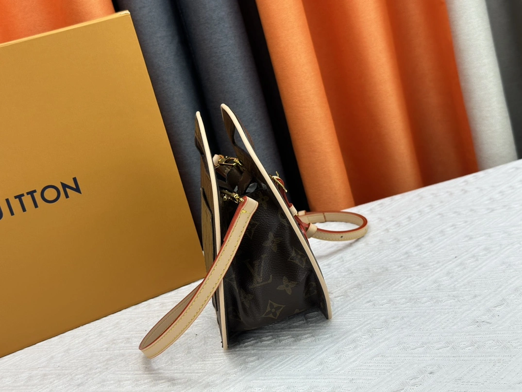 Louis Vuitton AAA Quality Messenger Bags For Women Stylish 4825