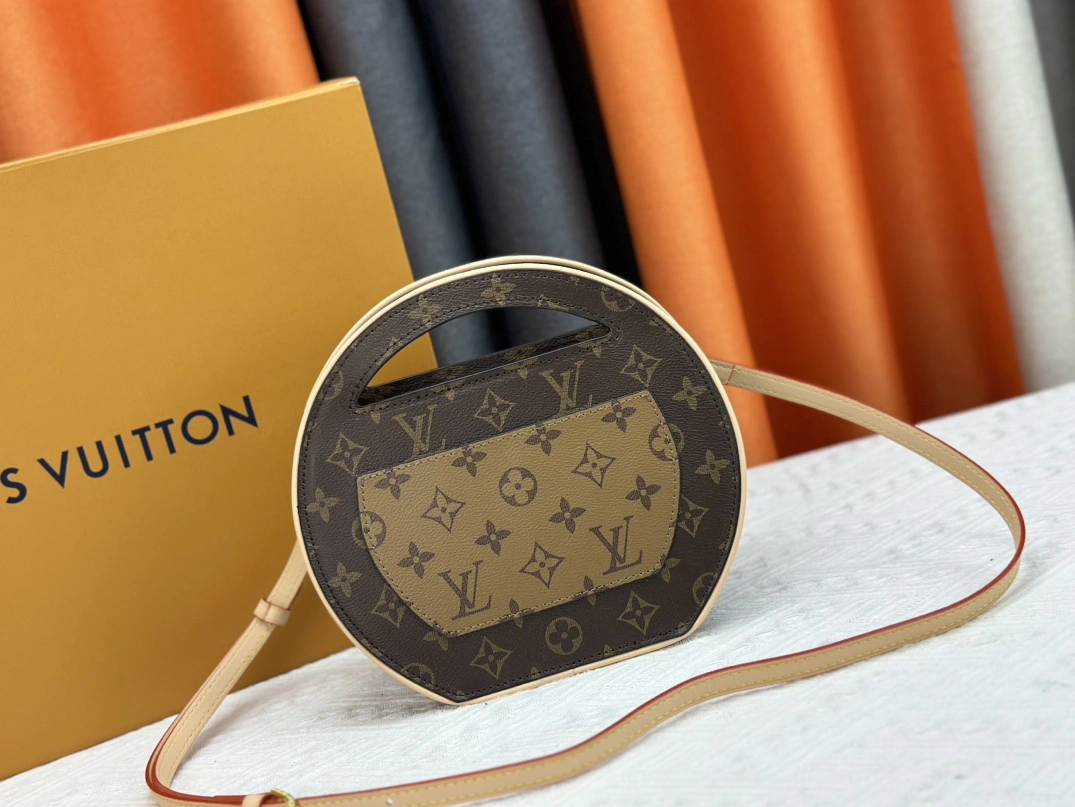 Louis Vuitton AAA Quality Messenger Bags For Women Stylish 4825