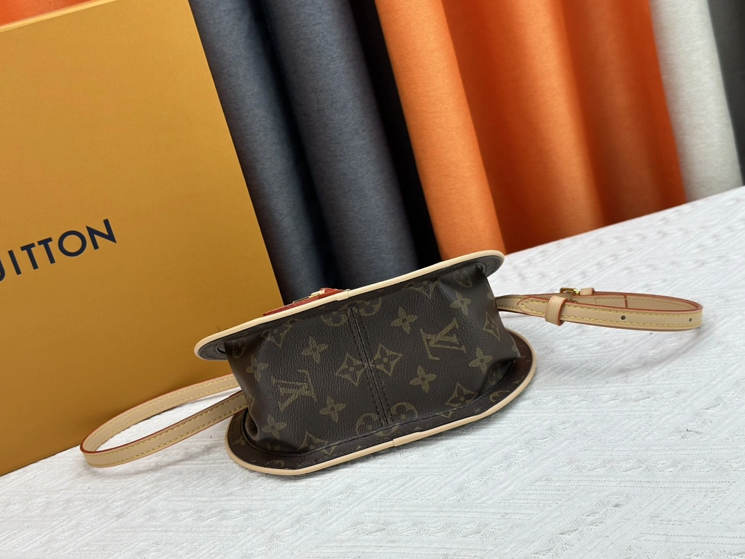 Louis Vuitton AAA Quality Messenger Bags For Women Stylish 4825