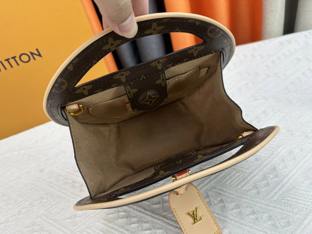 Louis Vuitton AAA Quality Messenger Bags For Women Stylish 4825