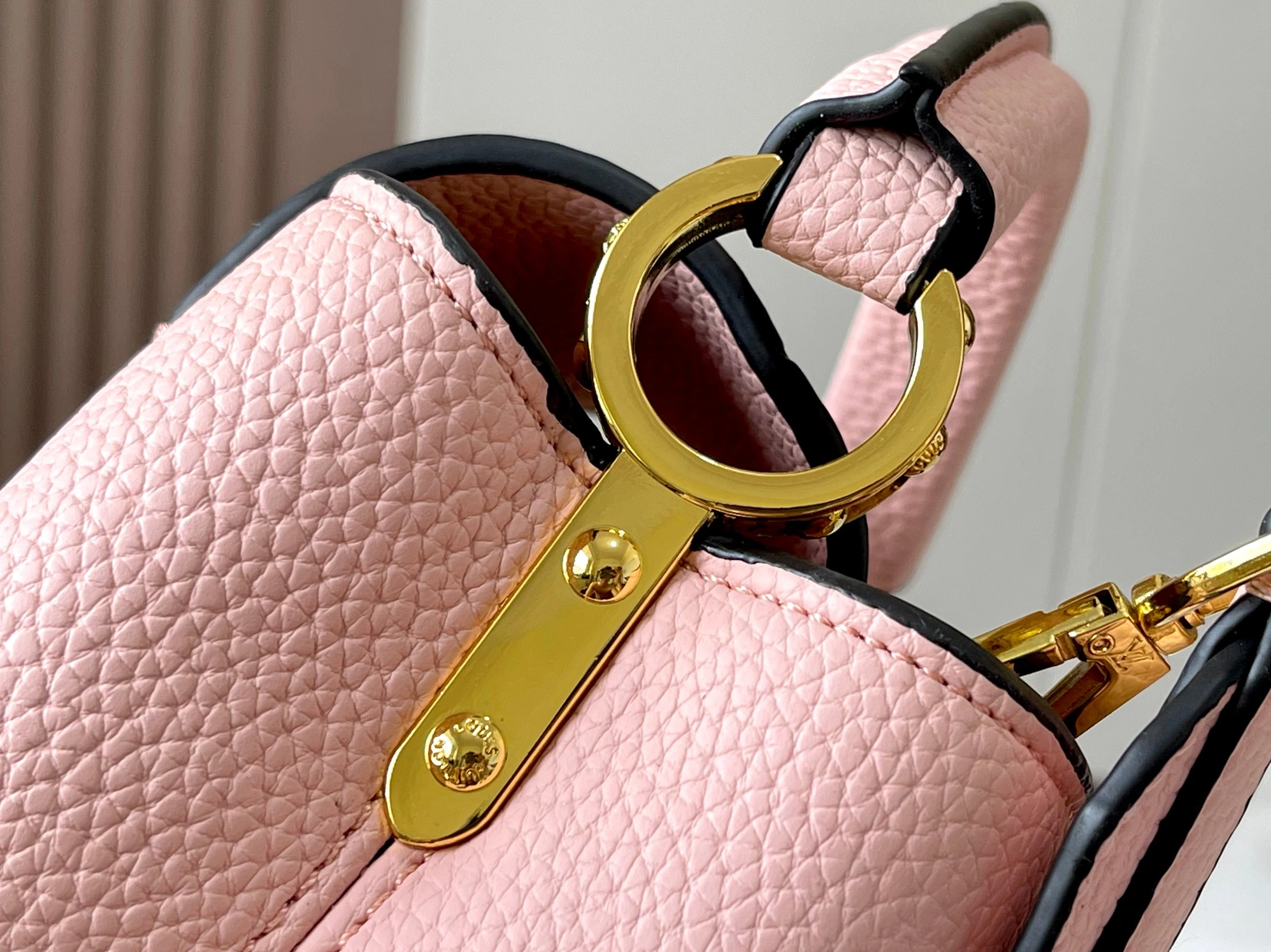 Louis Vuitton AAA Quality Messenger Bags For Women Stylish 8171
