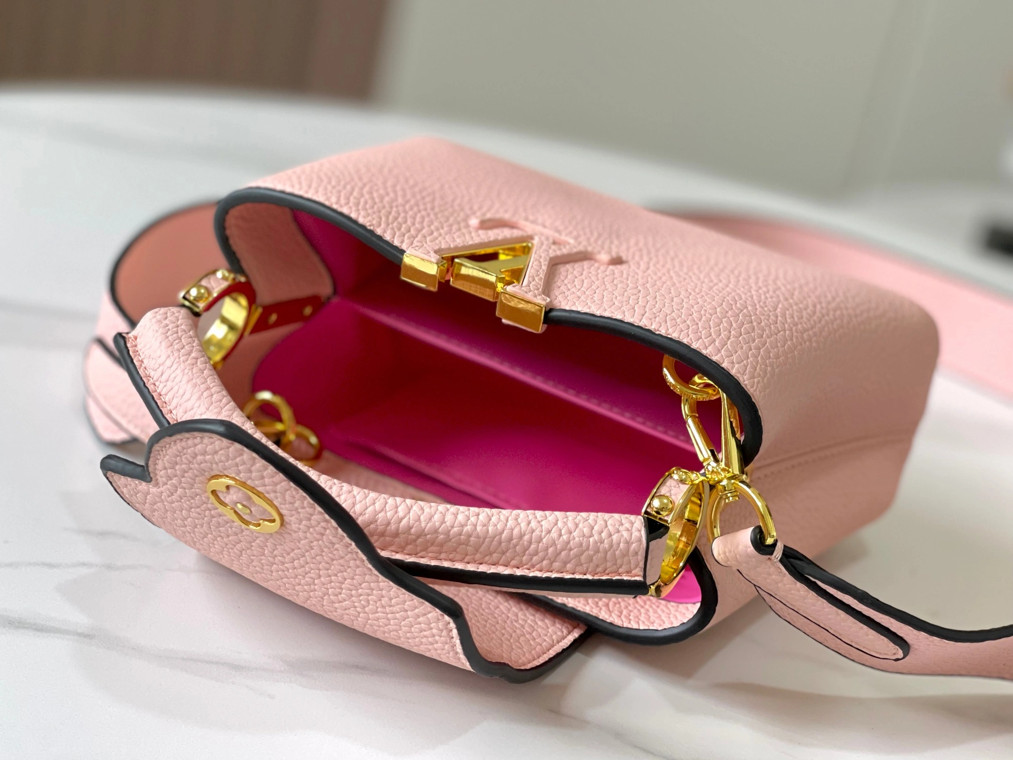 Louis Vuitton AAA Quality Messenger Bags For Women Stylish 8171