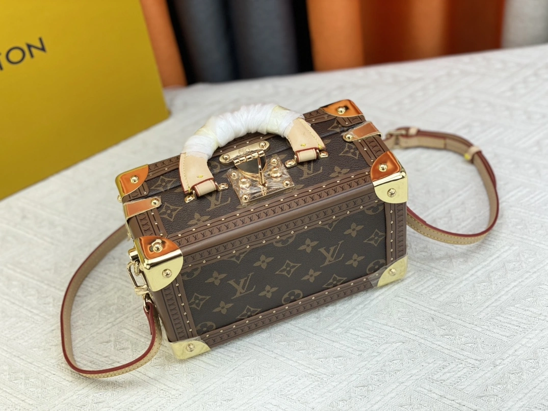 Louis Vuitton AAA Quality Messenger Bags For Women Timeless 3566
