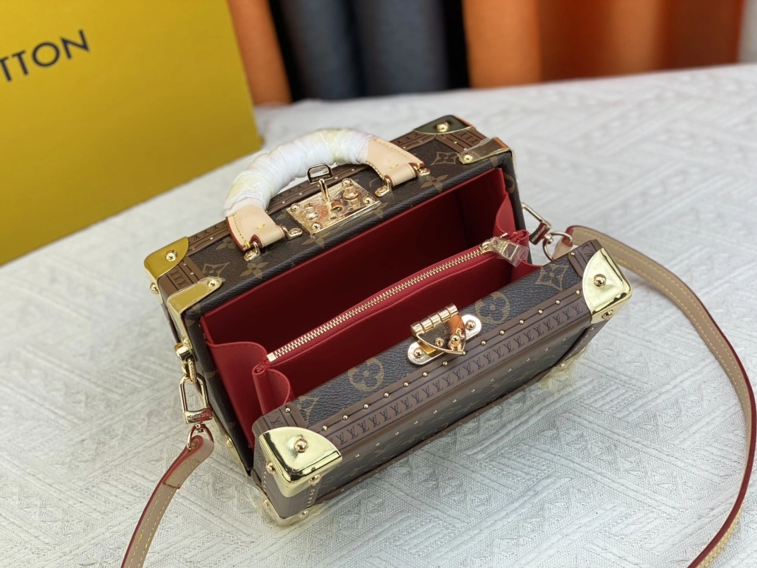 Louis Vuitton AAA Quality Messenger Bags For Women Timeless 3566