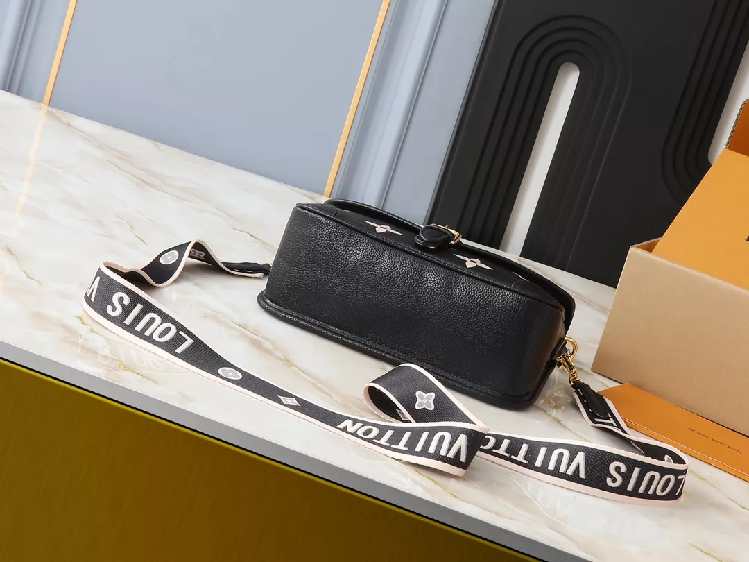 Louis Vuitton AAA Quality Messenger Bags For Women Timeless 7487
