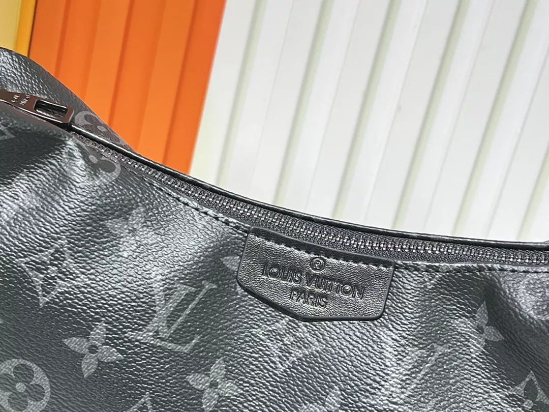 Louis Vuitton AAA Quality Messenger Bags For Women Trendsetting 2712