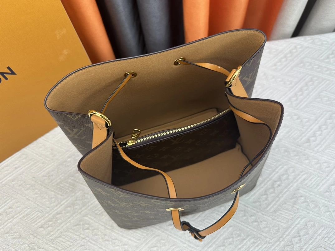 Louis Vuitton AAA Quality Messenger Bags For Women Trendsetting 3634