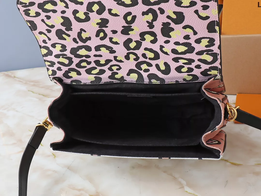 Louis Vuitton AAA Quality Messenger Bags For Women Trendsetting 4237