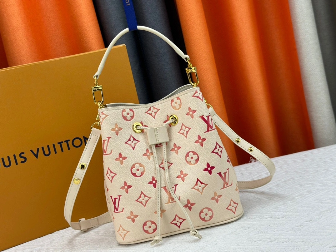 Louis Vuitton AAA Quality Messenger Bags For Women Trendsetting 6539