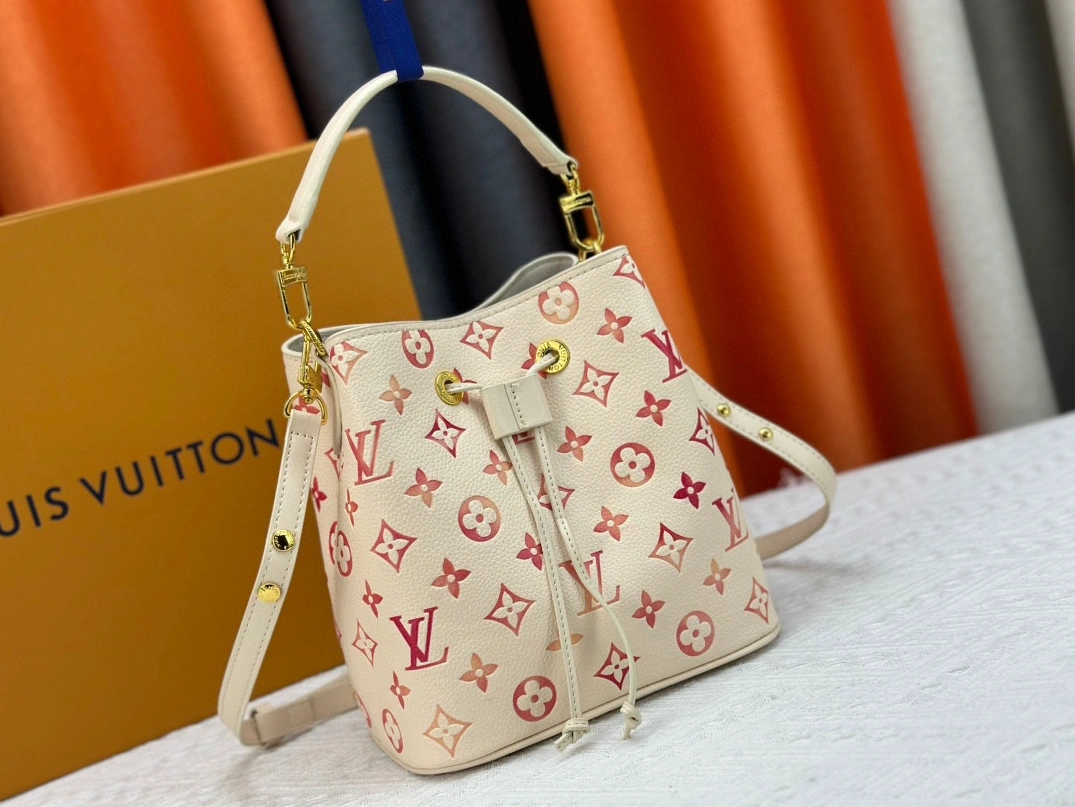 Louis Vuitton AAA Quality Messenger Bags For Women Trendsetting 6539