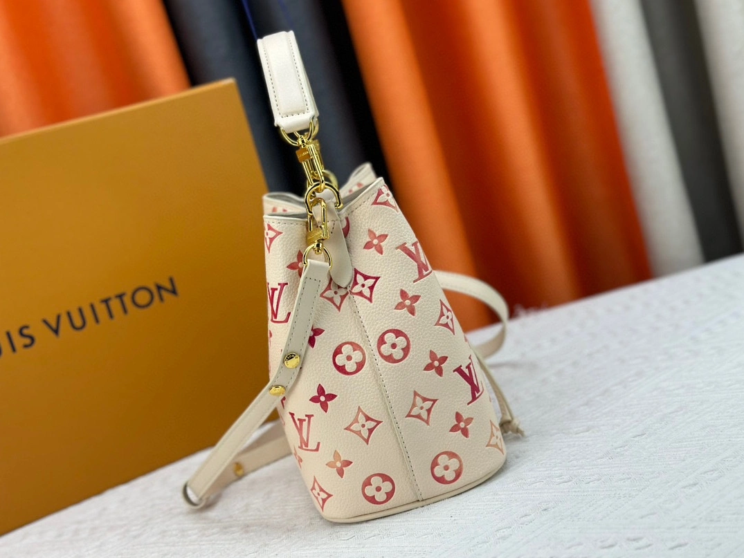 Louis Vuitton AAA Quality Messenger Bags For Women Trendsetting 6539