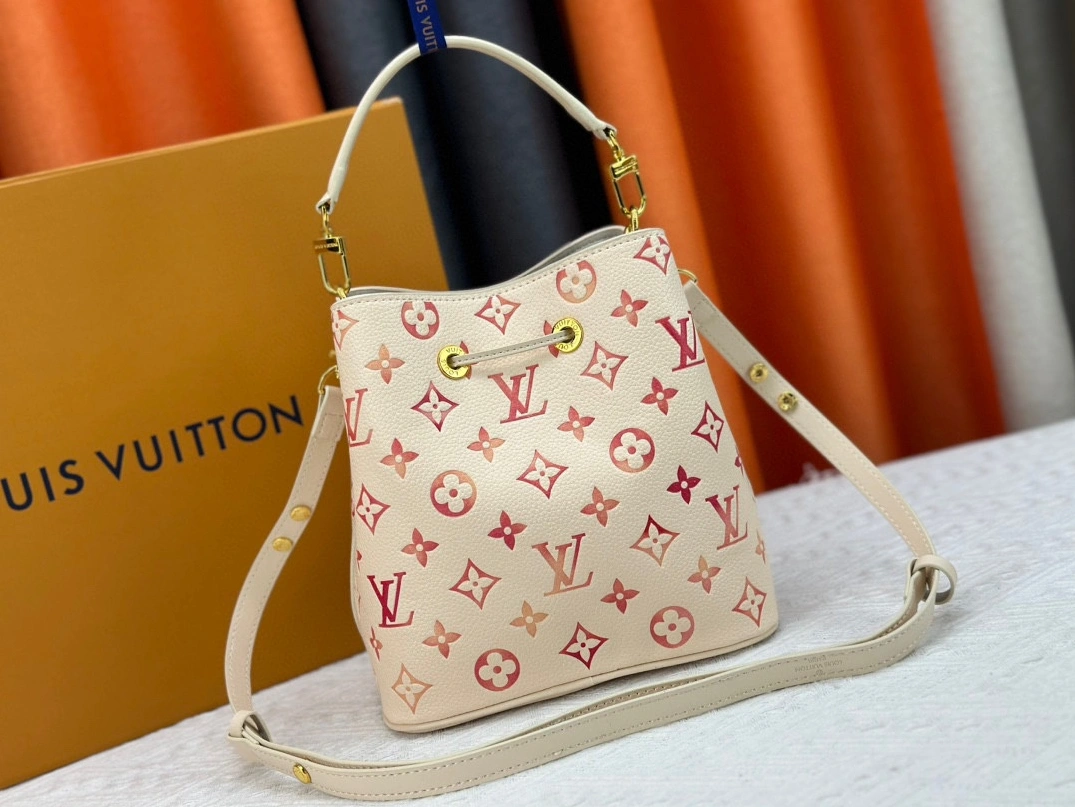 Louis Vuitton AAA Quality Messenger Bags For Women Trendsetting 6539