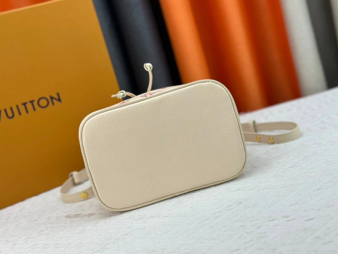 Louis Vuitton AAA Quality Messenger Bags For Women Trendsetting 6539