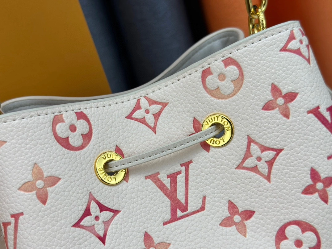 Louis Vuitton AAA Quality Messenger Bags For Women Trendsetting 6539