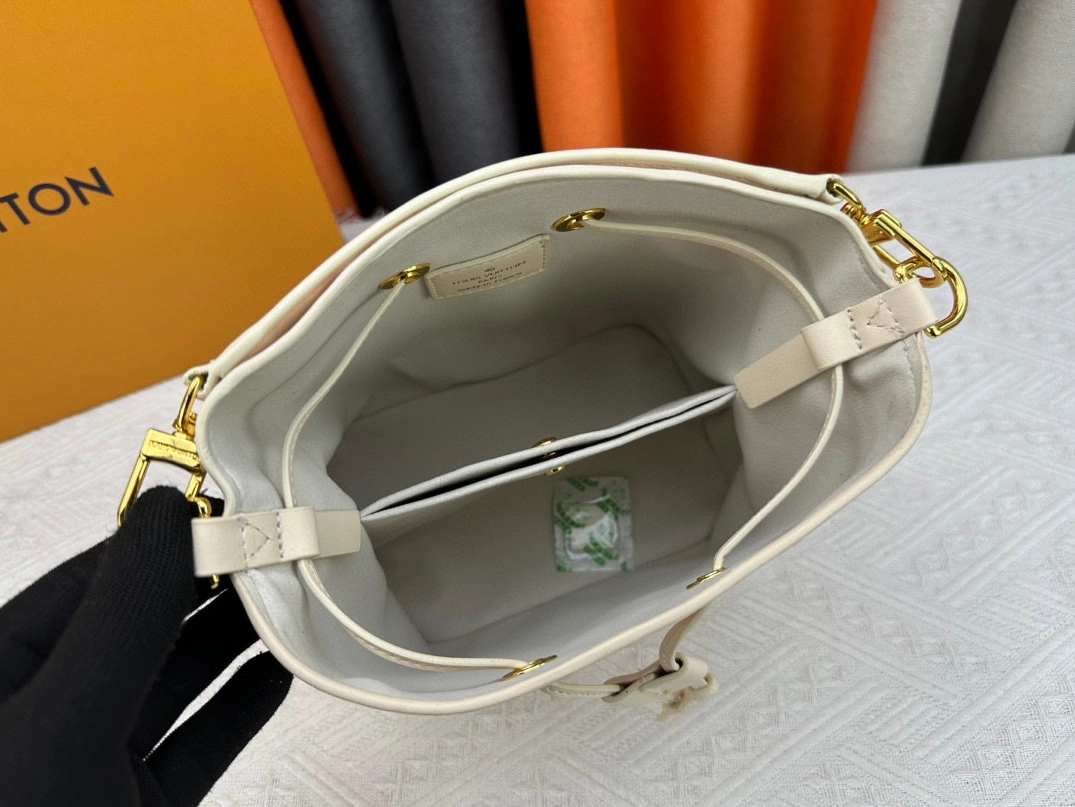 Louis Vuitton AAA Quality Messenger Bags For Women Trendsetting 6539