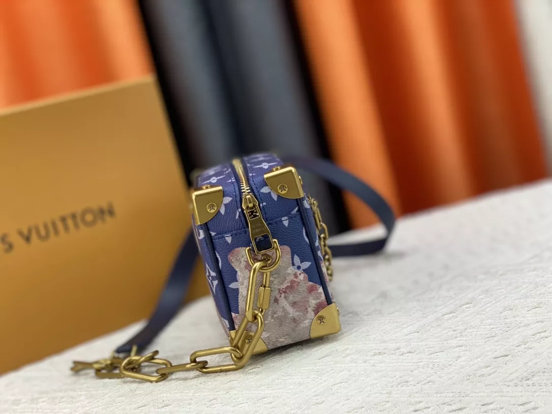 Louis Vuitton AAA Quality Messenger Bags For Women Trendsetting 9806
