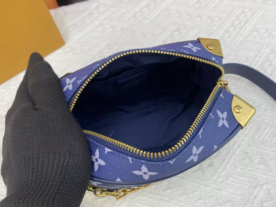 Louis Vuitton AAA Quality Messenger Bags For Women Trendsetting 9806
