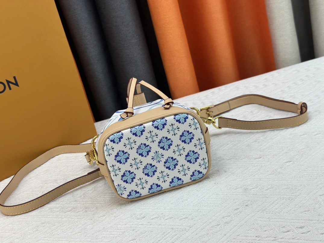 Louis Vuitton AAA Quality Messenger Bags For Women Trendy 5764
