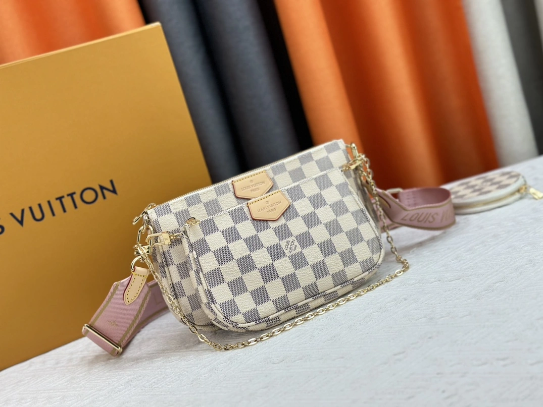 Louis Vuitton AAA Quality Messenger Bags For Women Trendy 8206