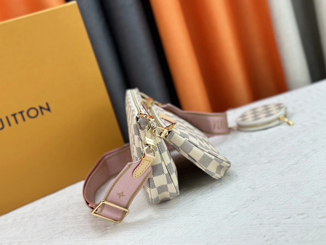 Louis Vuitton AAA Quality Messenger Bags For Women Trendy 8206