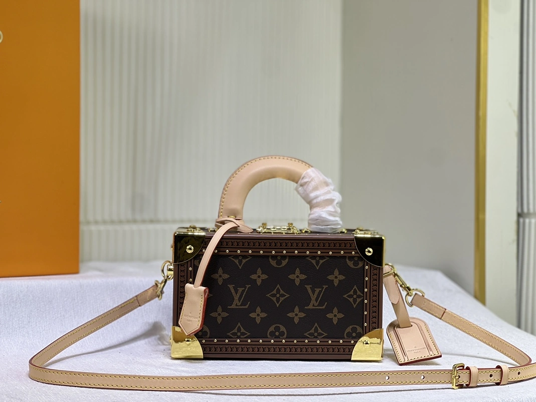 Louis Vuitton AAA Quality Messenger Bags For Women Unique 2546