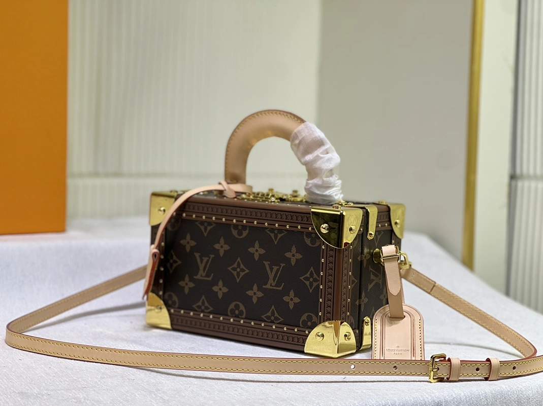 Louis Vuitton AAA Quality Messenger Bags For Women Unique 2546