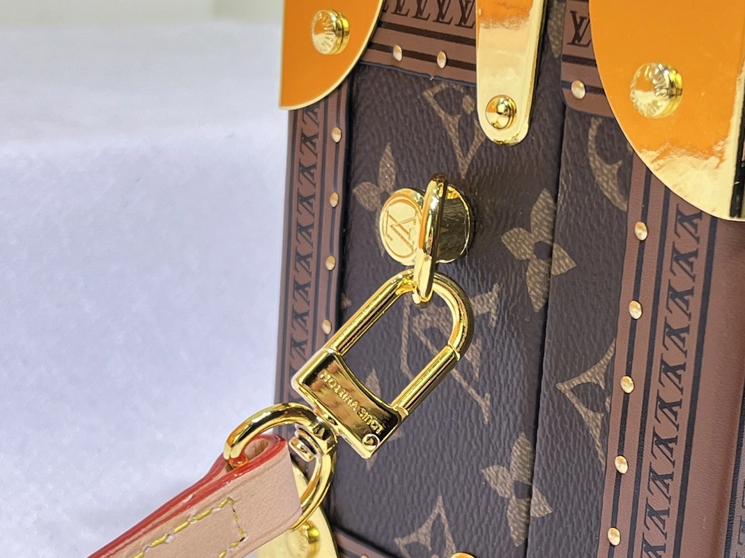 Louis Vuitton AAA Quality Messenger Bags For Women Unique 2546