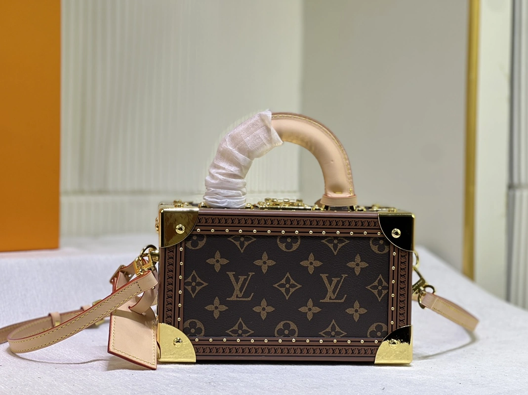 Louis Vuitton AAA Quality Messenger Bags For Women Unique 2546