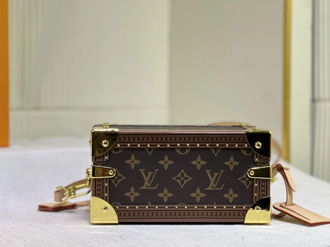 Louis Vuitton AAA Quality Messenger Bags For Women Unique 2546